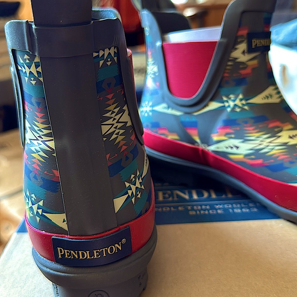 Pendleton Red and Blue Patterned Winter Boots - image 10